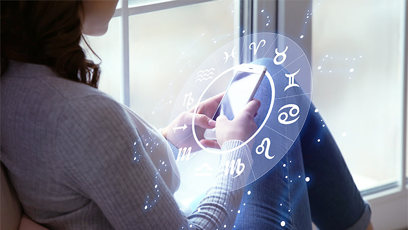 スマホを持つ女性