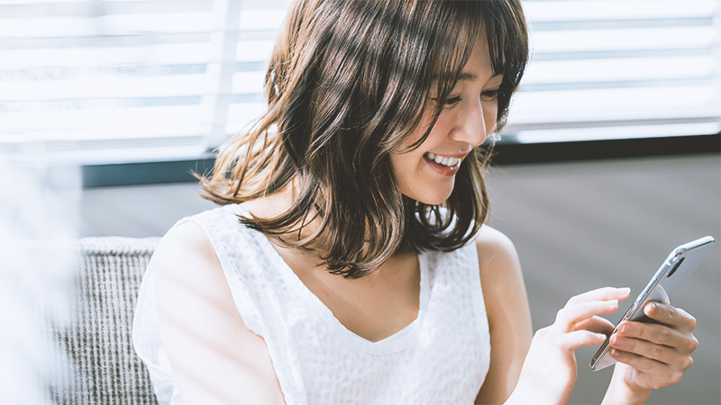 ミアレの電話占いを利用する女性